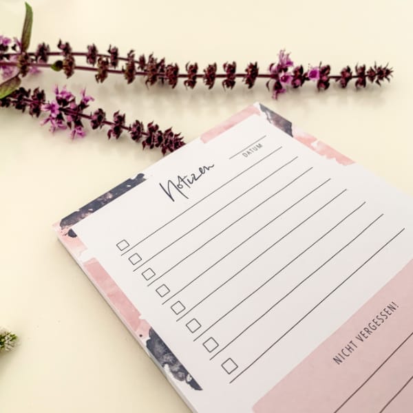 Nahaufnahme des Checkbox Designs des rosafarbenen Notizblocks von Teachly