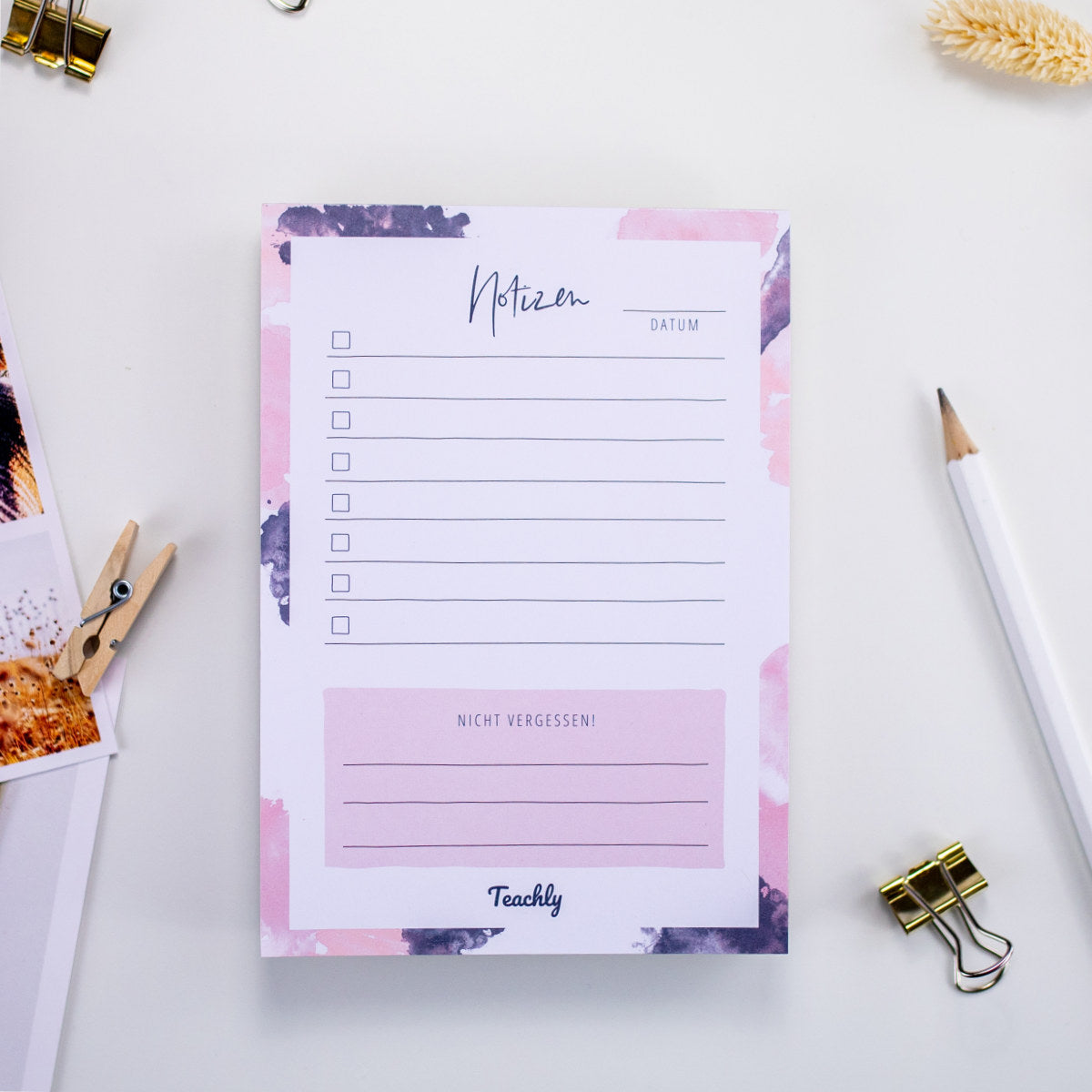 Der Teachly Notizblock in Rosa mit floralem Design und Abschnitten für Notizen sowie einer Checkliste.