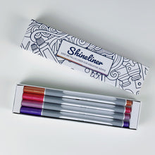 Lade das Bild in den Galerie-Viewer, Geöffnete Teachly Shineliner Vintage Verpackung mit den vier Metallic Stiften in den Farben Lila, Violett, Rot und Bronze
