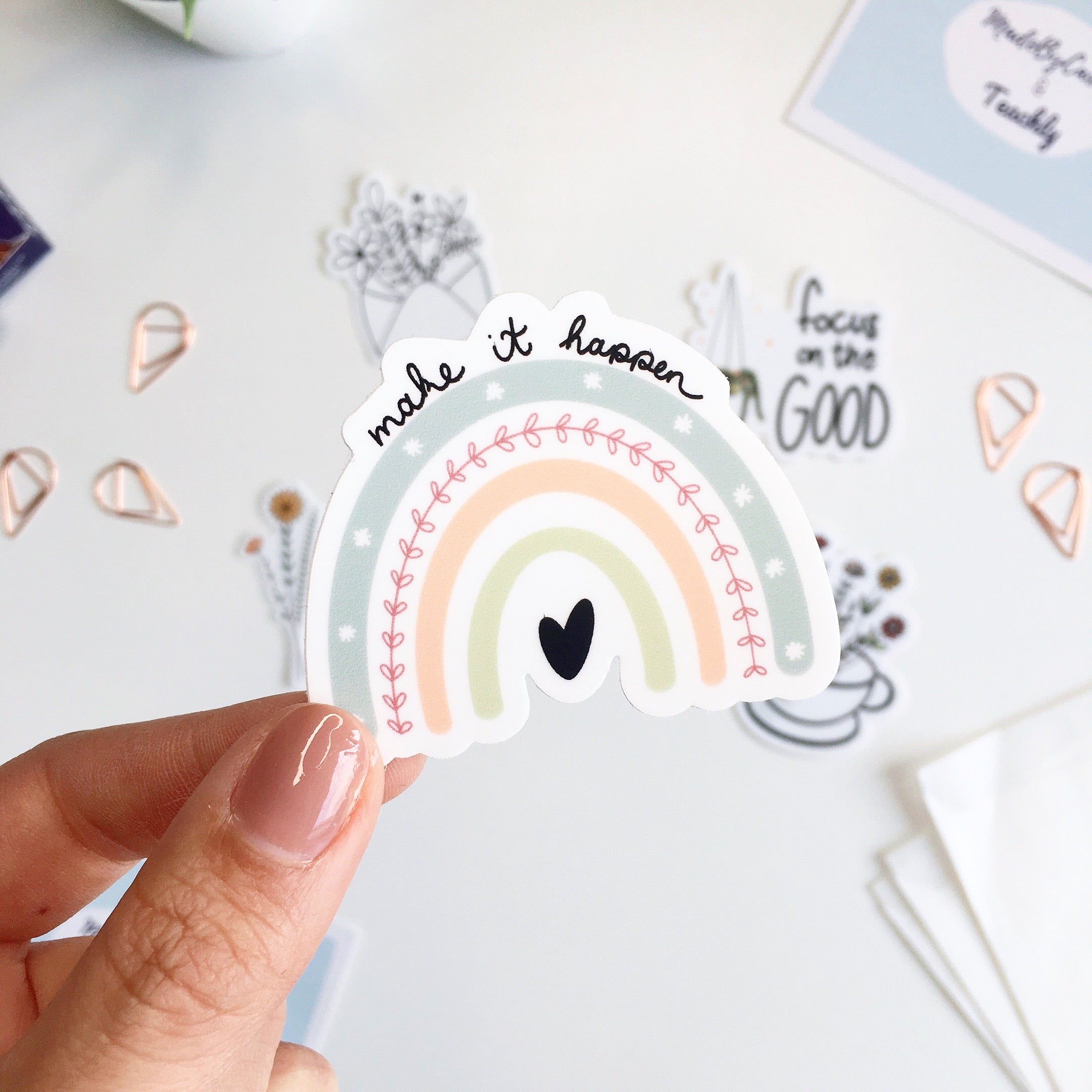 Der Make It Happen Aufkleber aus dem Bloom Sticker Set von Teachly und MadeByCarry