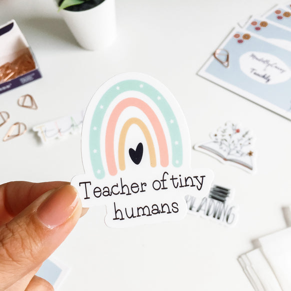 Der Teacher Of Tiny Humans Aufkleber aus dem Frau mit Klasse Sticker Set von Teachly und MadeByCarry