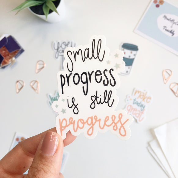 Der Small Progress Is Still Progress Aufkleber aus dem Students Sticker Set von Teachly und MadeByCarry