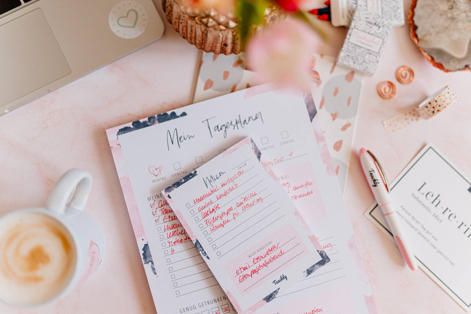 Handschriftlich ausgefüllte Version des Teachly Tagesplaners und Notizblocks in rosa