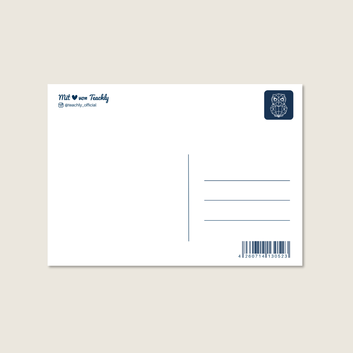Die Rückseite der Teachly Postkarte "STAATSEXAMEN" ist in weiß gehalten und hat blaue Elemente.
