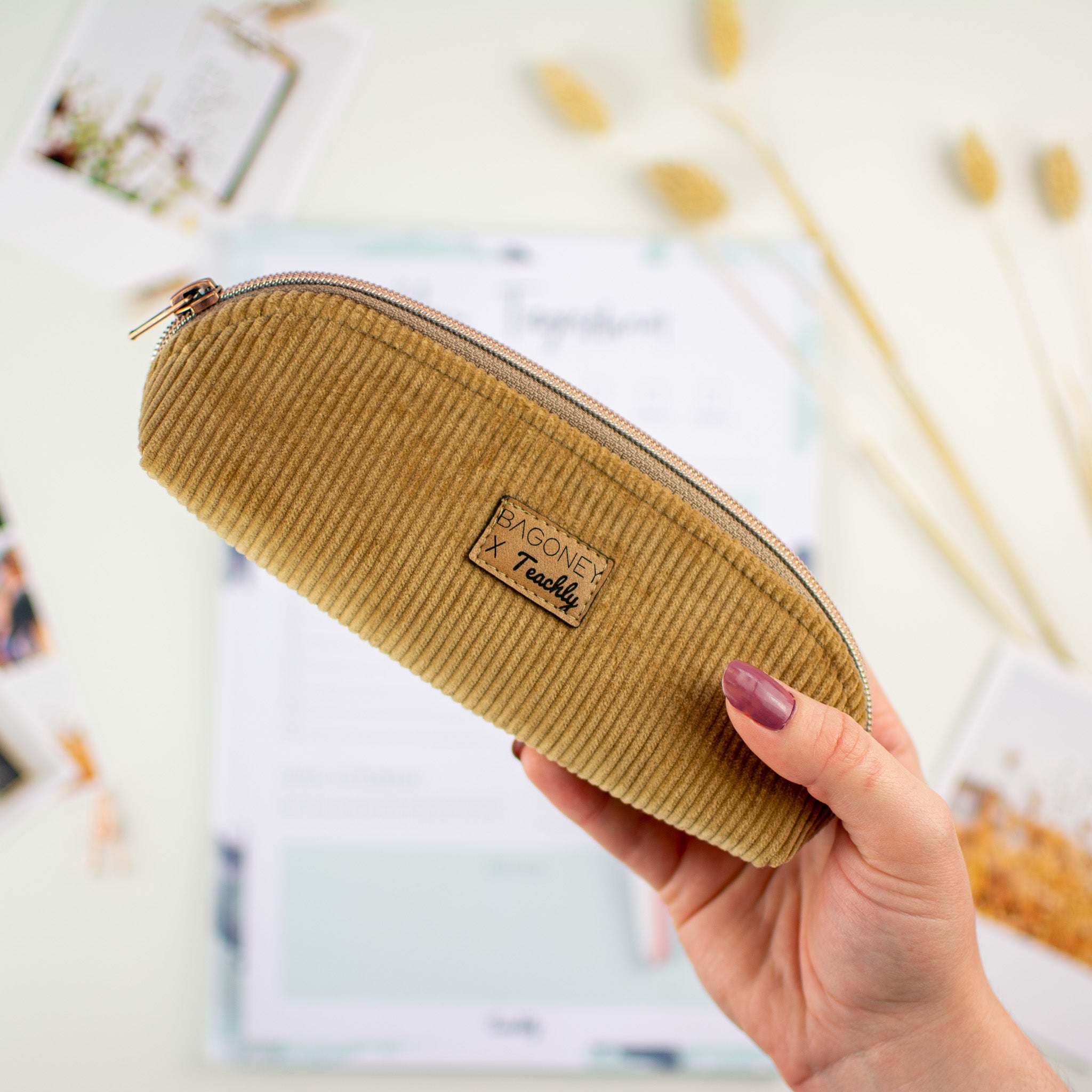 Das in Kooperation von Bagoney und Teachly entstandene CASEY M Cordstoff Mäppchen bzw. Federtasche in Größe M und in der Farbe Beige