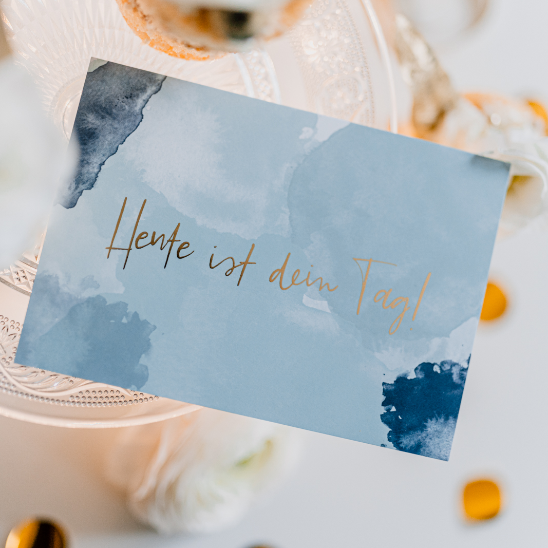 Die Geschenk- und Grußkarte mit dem Motiv Heute ist dein Tag aus dem Postkarten Glückwunsch Bundle für alle Anlässe & Feste