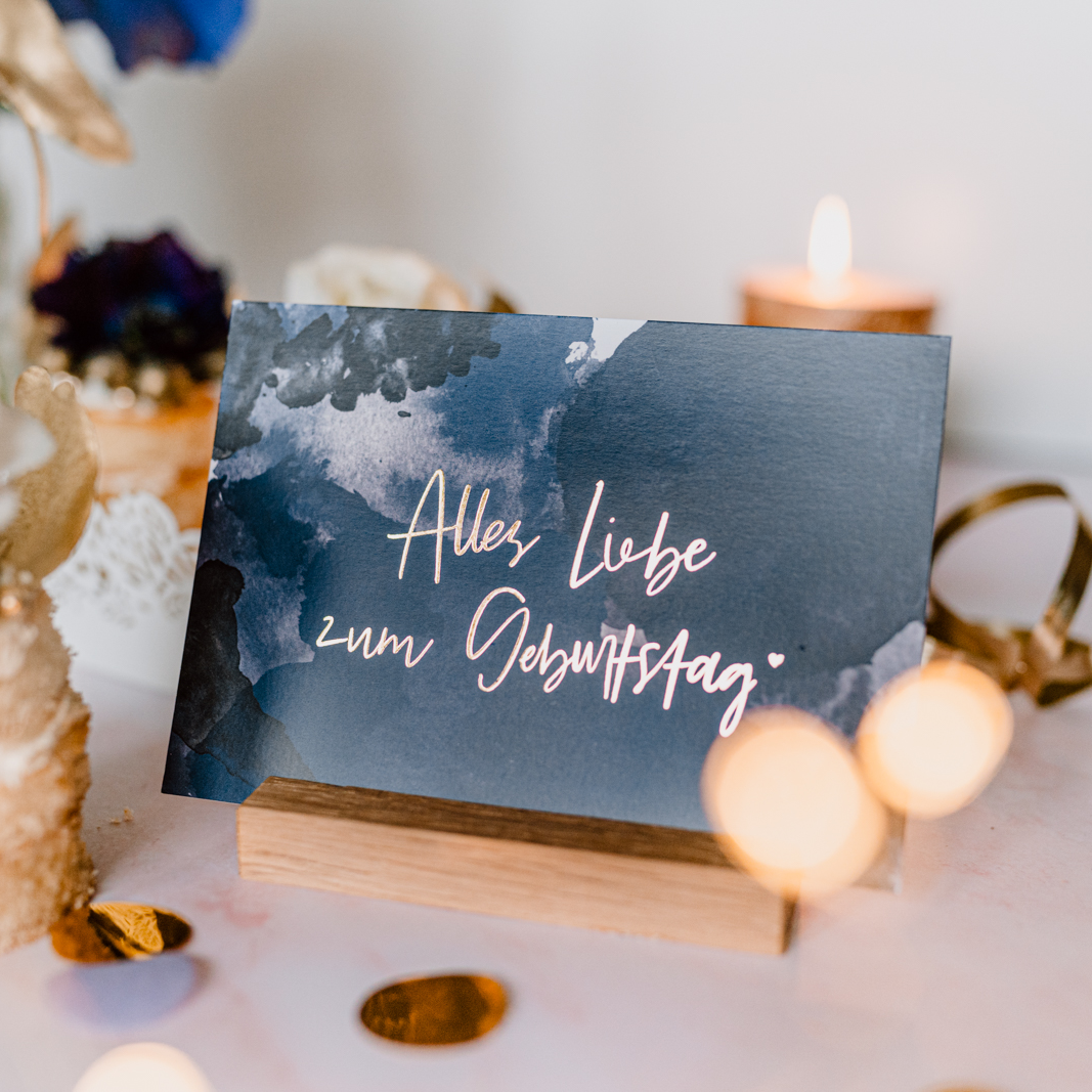 Die Geschenk- und Grußkarte mit dem Motiv Alles Liebe zum Geburtstag aus dem Postkarten Glückwunsch Bundle für diverse Feste, Feiern & Anlässe