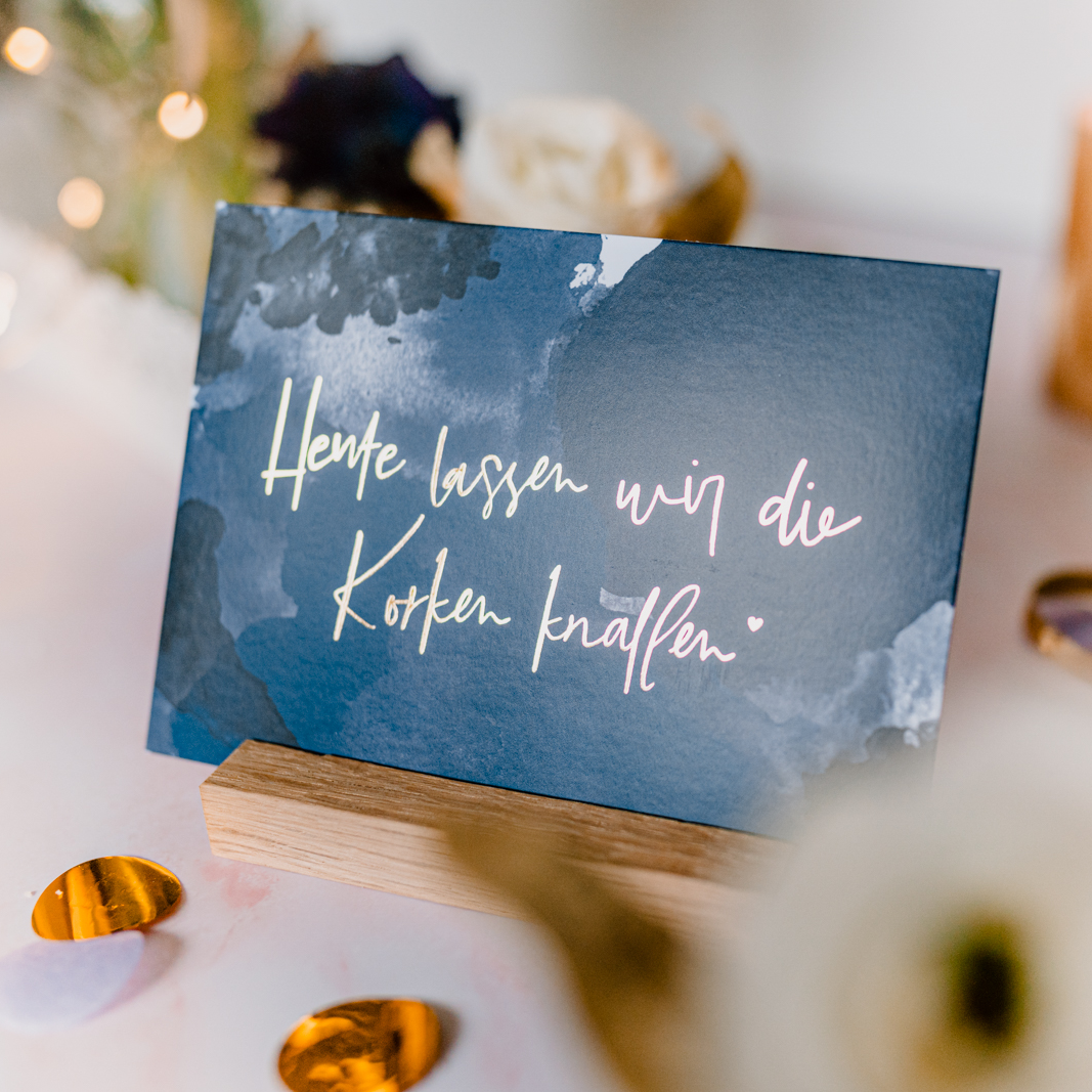 Die Geschenk- und Grußkarte mit dem Motiv Heute lassen wir die Korken knallen aus dem Postkarten Glückwunsch Bundle für alle Feste & Anlässe