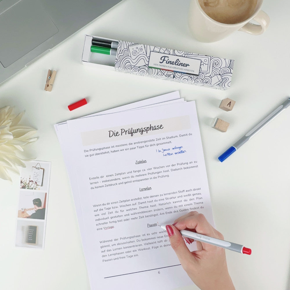 Ein Stift des Teachly Fineliner-Sets Basic Colors im Einsatz