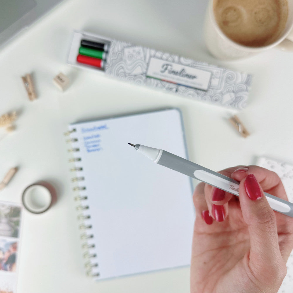 Nahaufnahme eines Stifts des Teachly Fineliner-Sets Basic Colors