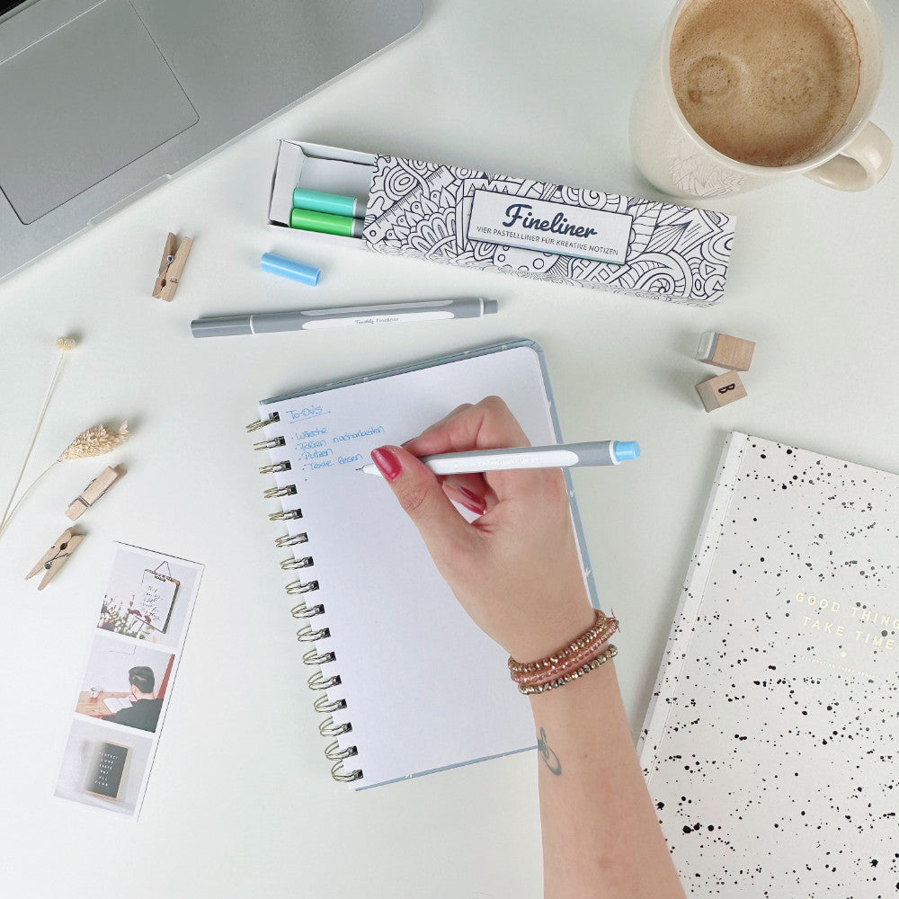 Ein Stift des Teachly Fineliner-Sets Ocean im Einsatz