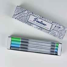 Lade das Bild in den Galerie-Viewer, Geöffnete Teachly Fineliner Ocean Verpackung mit vier Stiften in den Farben Grau, Hellblau, Türkis &amp; Mint
