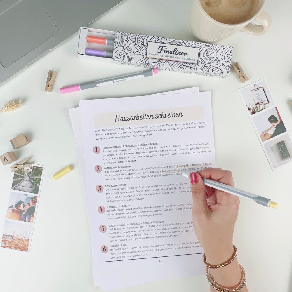 Ein Stift des Teachly Fineliner-Sets Summer im Einsatz