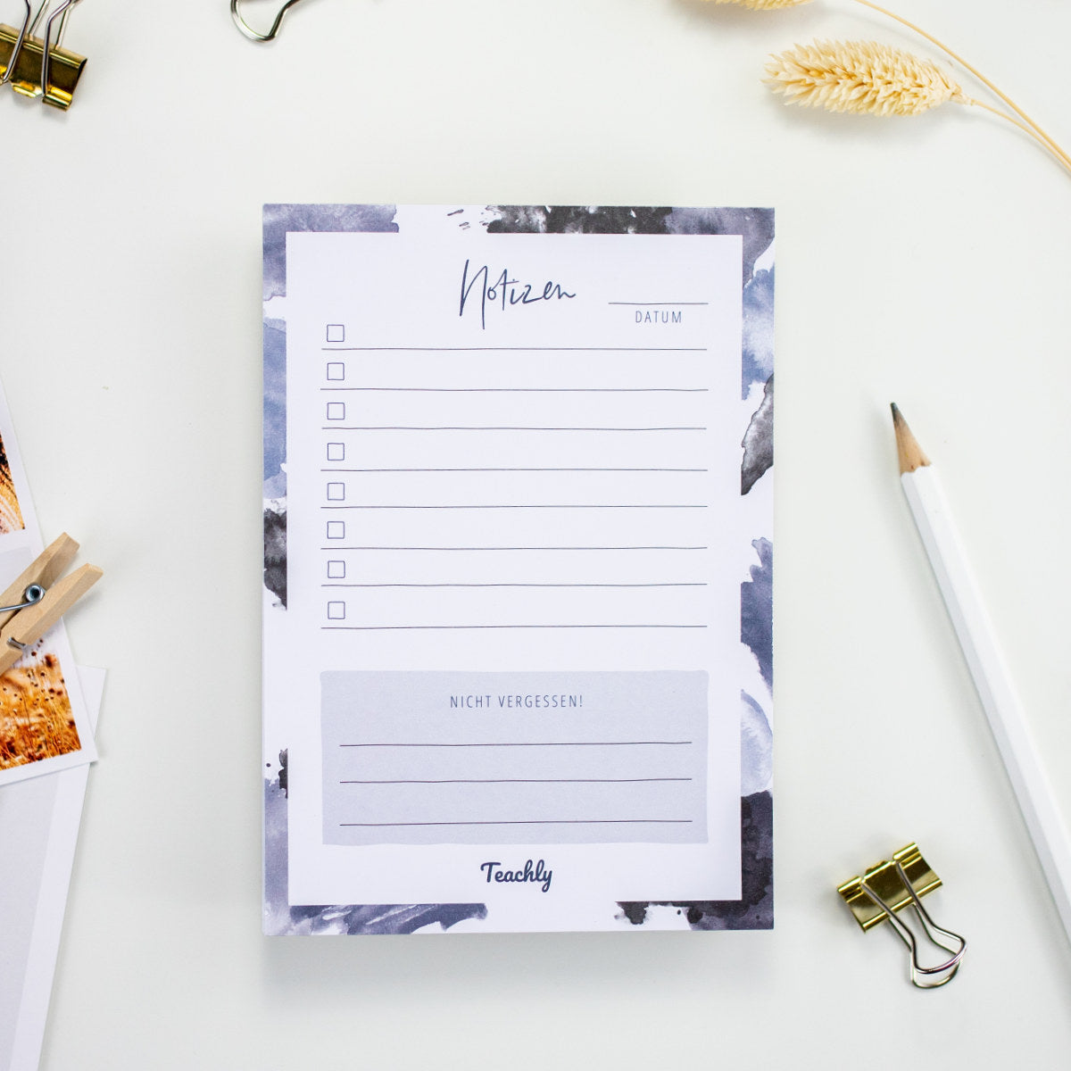 Der Teachly Notizblock in blau mit floralem Design und Abschnitten für Notizen sowie einer Checkliste.