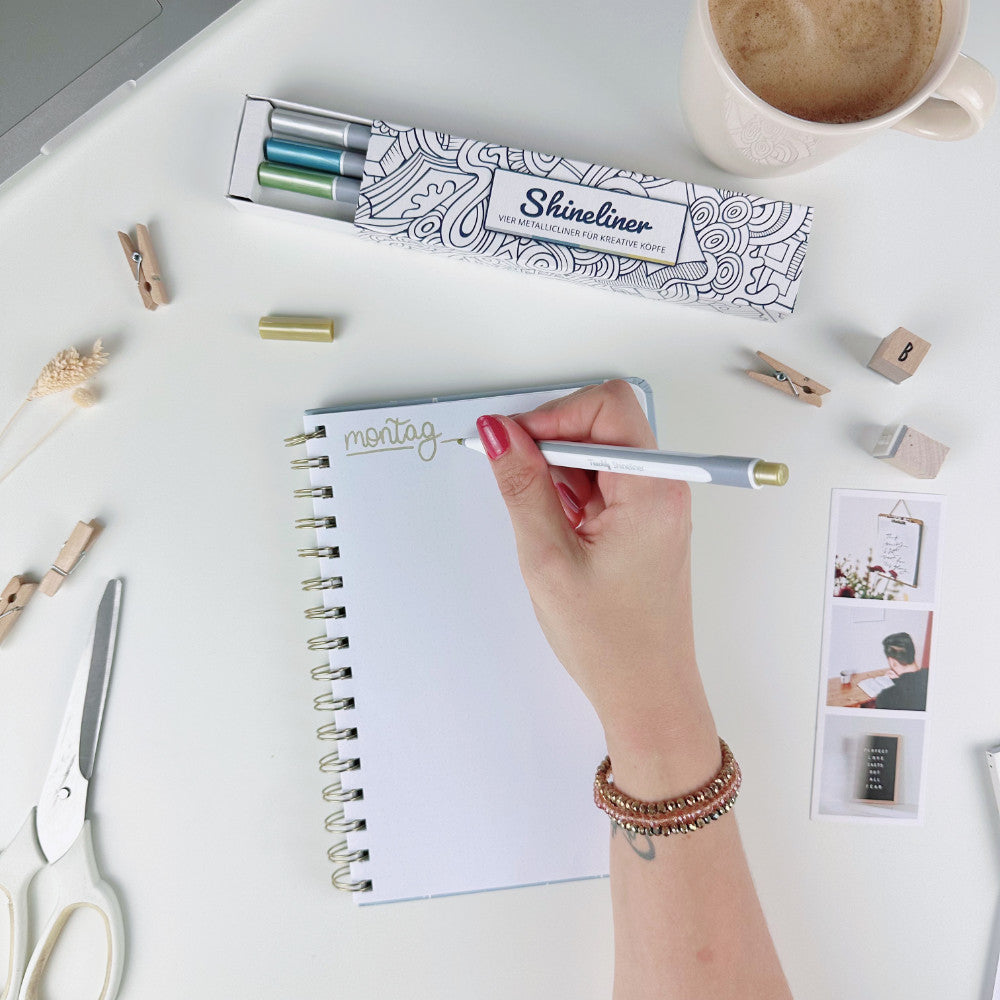 Ein Metallic Stift des Teachly Shineliner-Sets Classic im Einsatz
