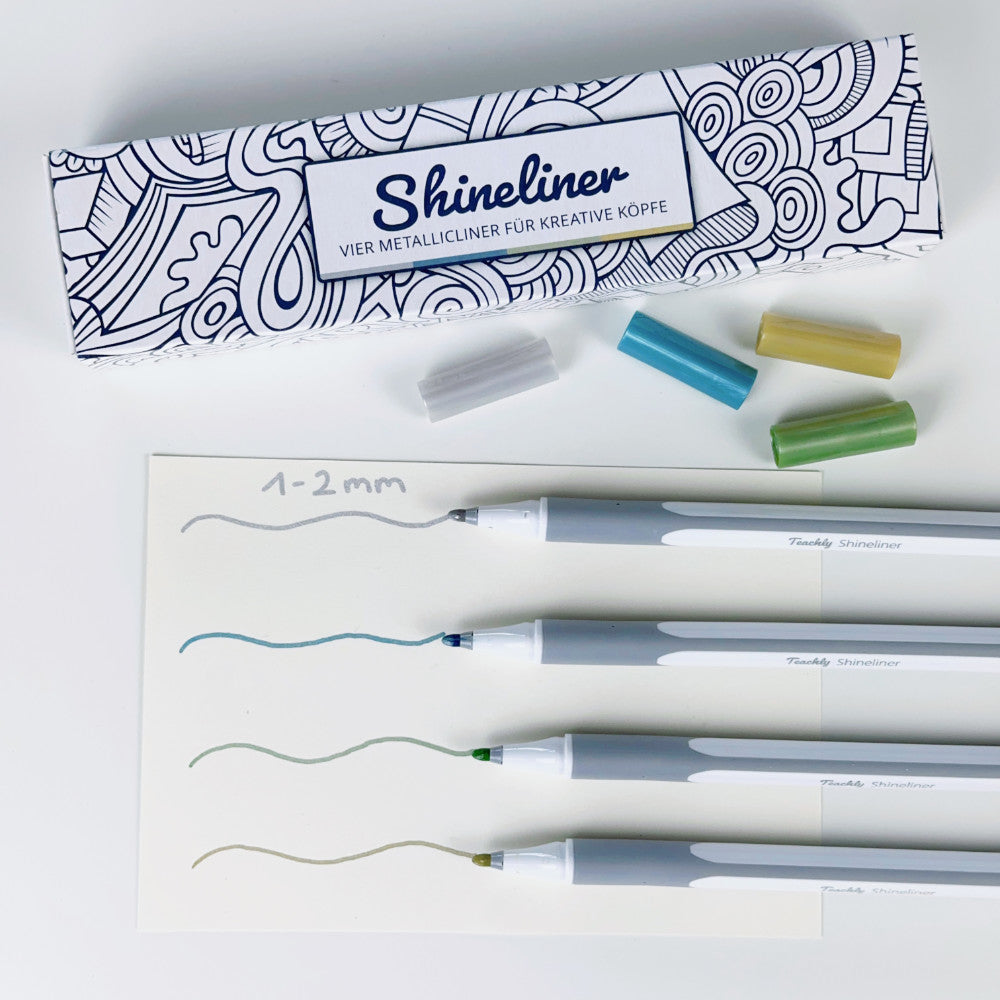 Illustration der Schreibfarbe der vier Metallic Stifte in den Farben Silber, Blau, Grün und Gold des Teachly Shineliner Classic Sets