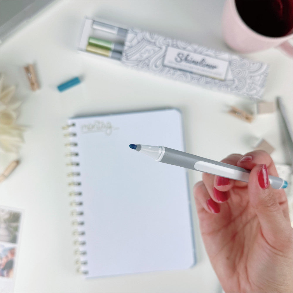 Nahaufnahme eines Metallic Stifts des Teachly Shineliner-Sets Classic im Einsatz