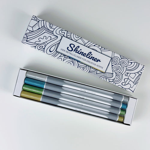 Geöffnete Teachly Shineliner Classic Verpackung mit den vier Metallic Stiften in den Farben Silber, Blau, Grün und Gold