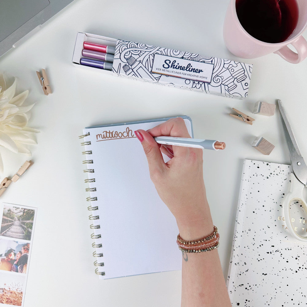 Ein Metallic Stift des Teachly Shineliner-Sets Vintage im Einsatz