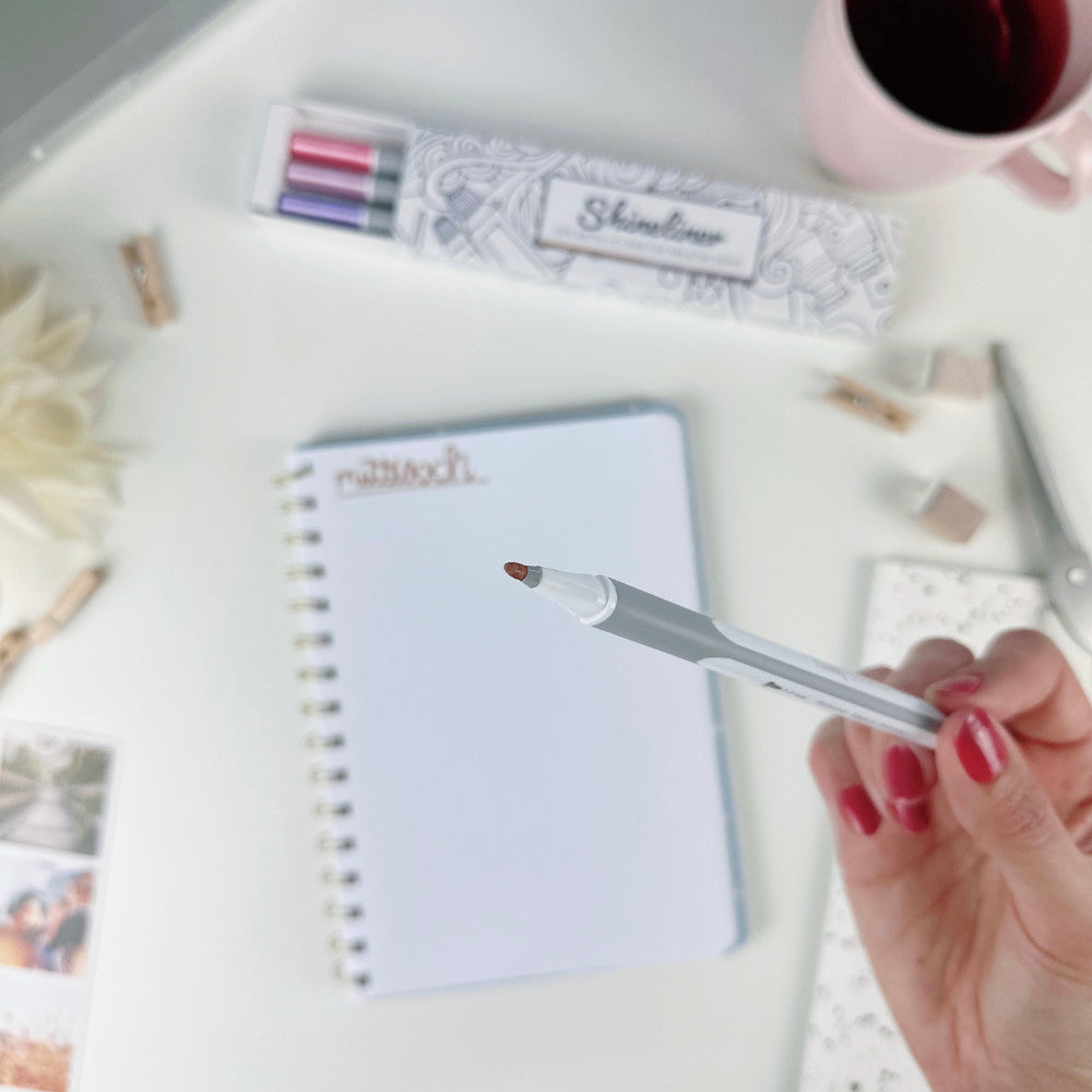Nahaufnahme eines Metallic Stifts des Teachly Shineliner-Sets Vintage im Einsatz