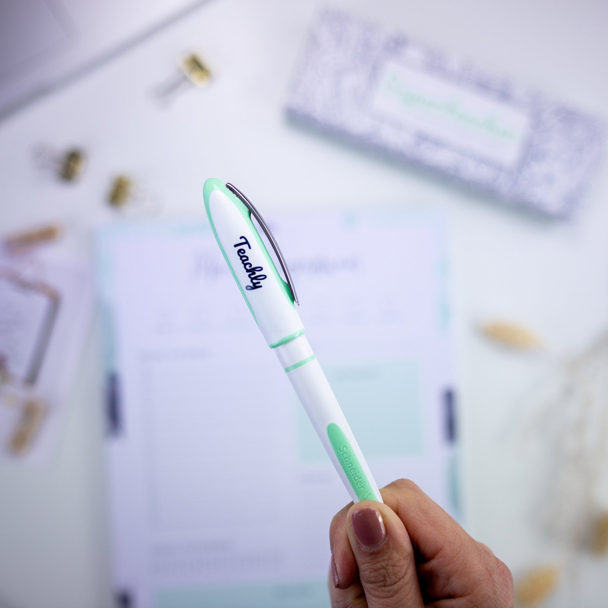 Nahaufnahme des Superteacher Mint von Teachly. Der Korrekturstift im Mint Design mit grüner Tinte.