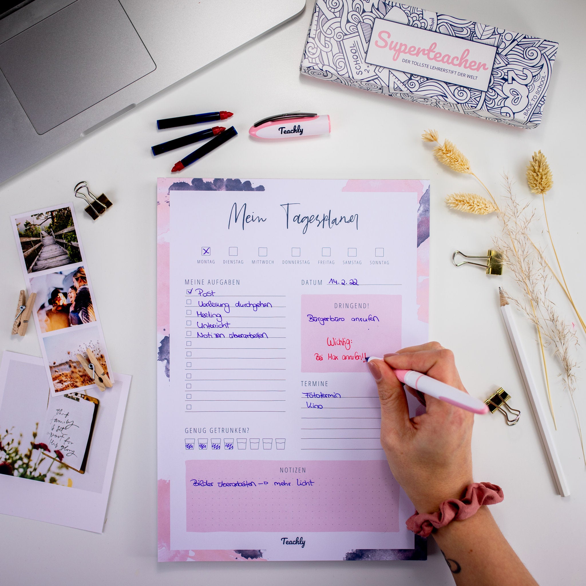Der Teachly Superteacher Rosé mit seiner schönen Geschenkverpackung schreibt auf einen Tagesplaner Rosa