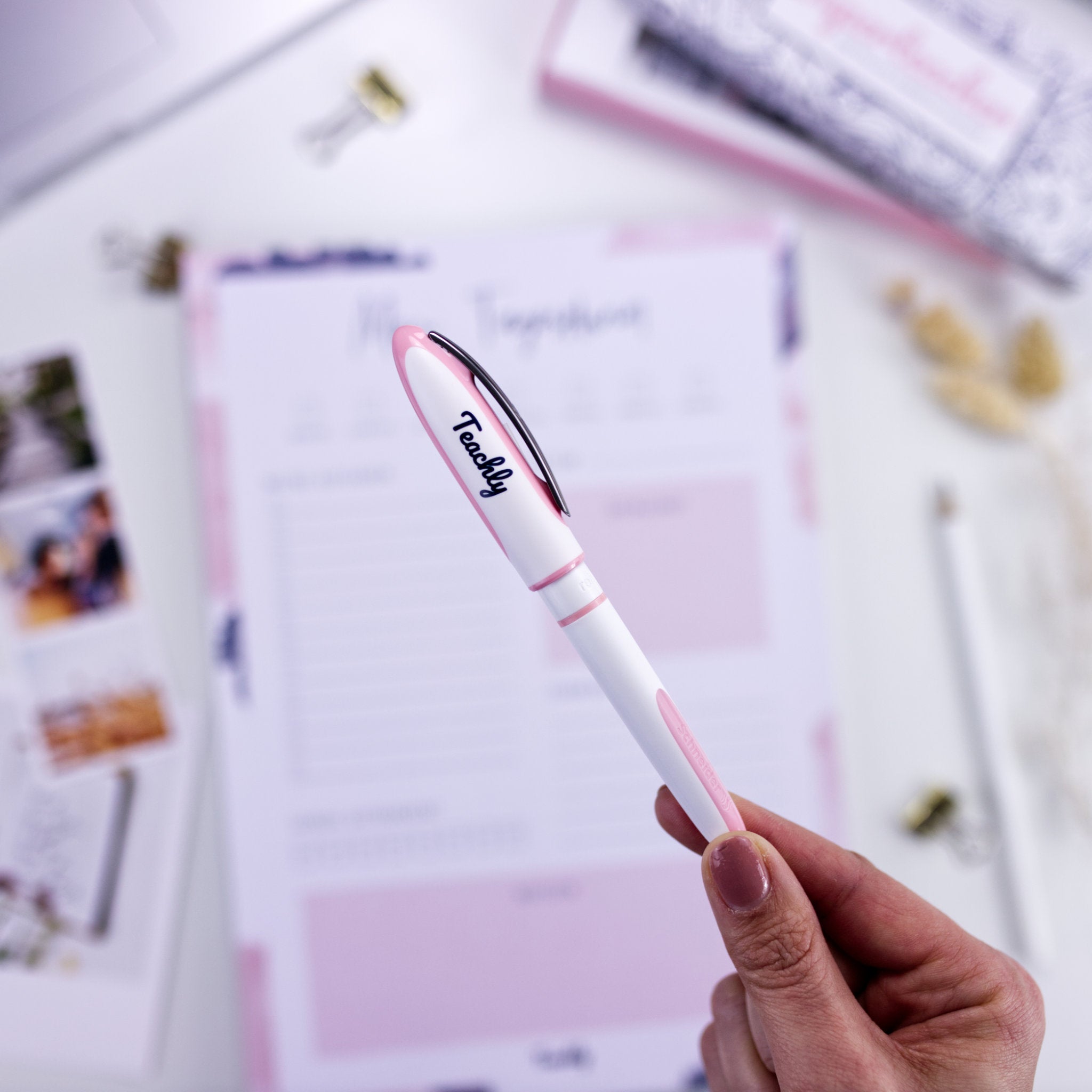 Nahaufnahme des Superteacher Rose von Teachly. Der Korrekturstift im Rosé Design mit roter Tinte.