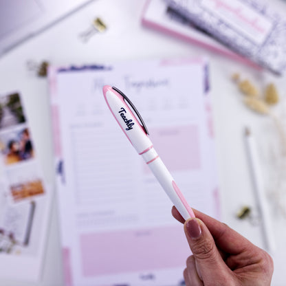 Nahaufnahme des Superteacher Rose von Teachly. Der Korrekturstift im Rosé Design mit roter Tinte.