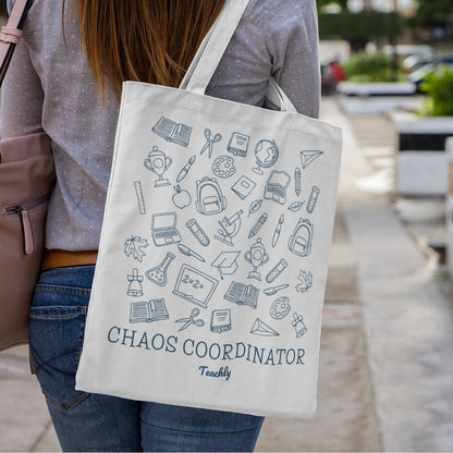 Eine Frau trägt die Teachly Bio-Baumwoll Tasche mit lustigem Chaos Coordinator Motiv für Lehrerinnen und Lehrer sowie Erzieherinnen und Erzieher