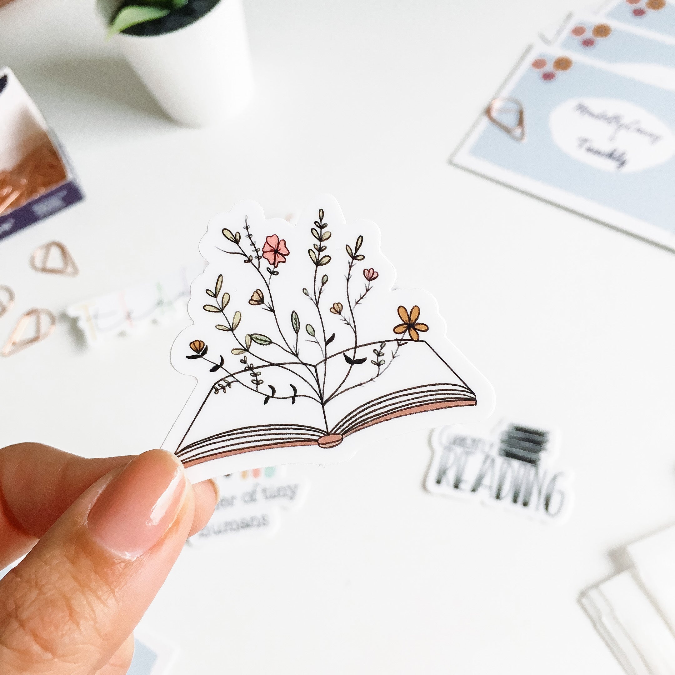 Der Book Lover Aufkleber aus dem Frau mit Klasse Sticker Set von Teachly und MadeByCarry