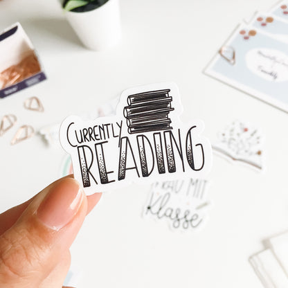 Der Currently Reading Aufkleber aus dem Frau mit Klasse Sticker Set von Teachly und MadeByCarry