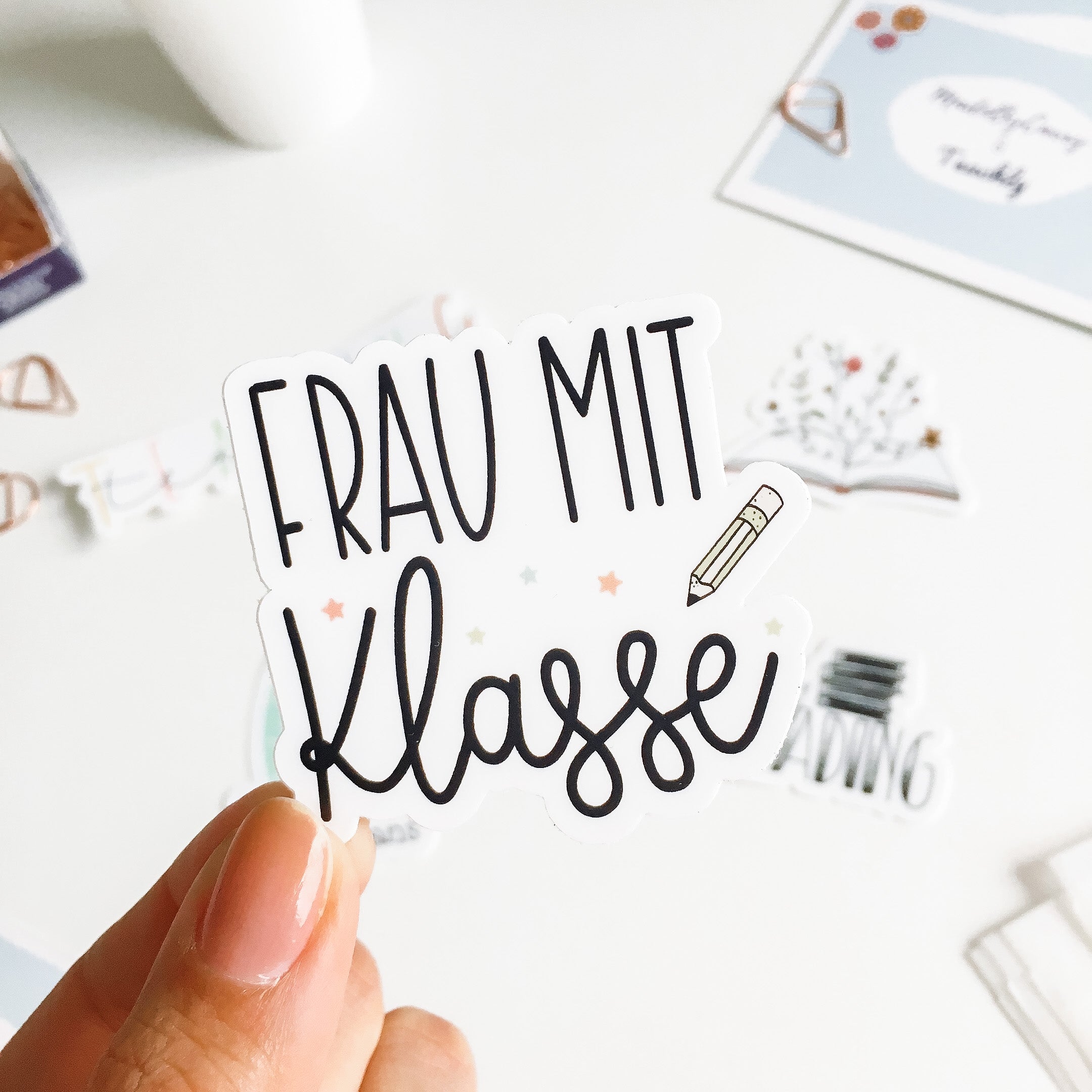 Der Frau mit Klasse Aufkleber aus dem gleichnamigen Sticker Set von Teachly und MadeByCarry