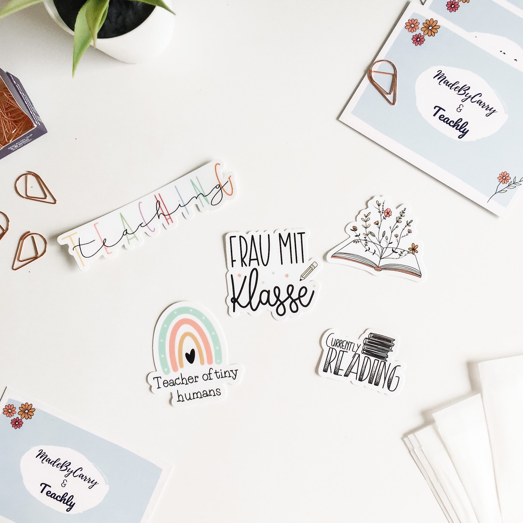 Aufkleber des Teachly Frau mit Klasse Sticker Set auf einem Tisch in Szene gesetzt