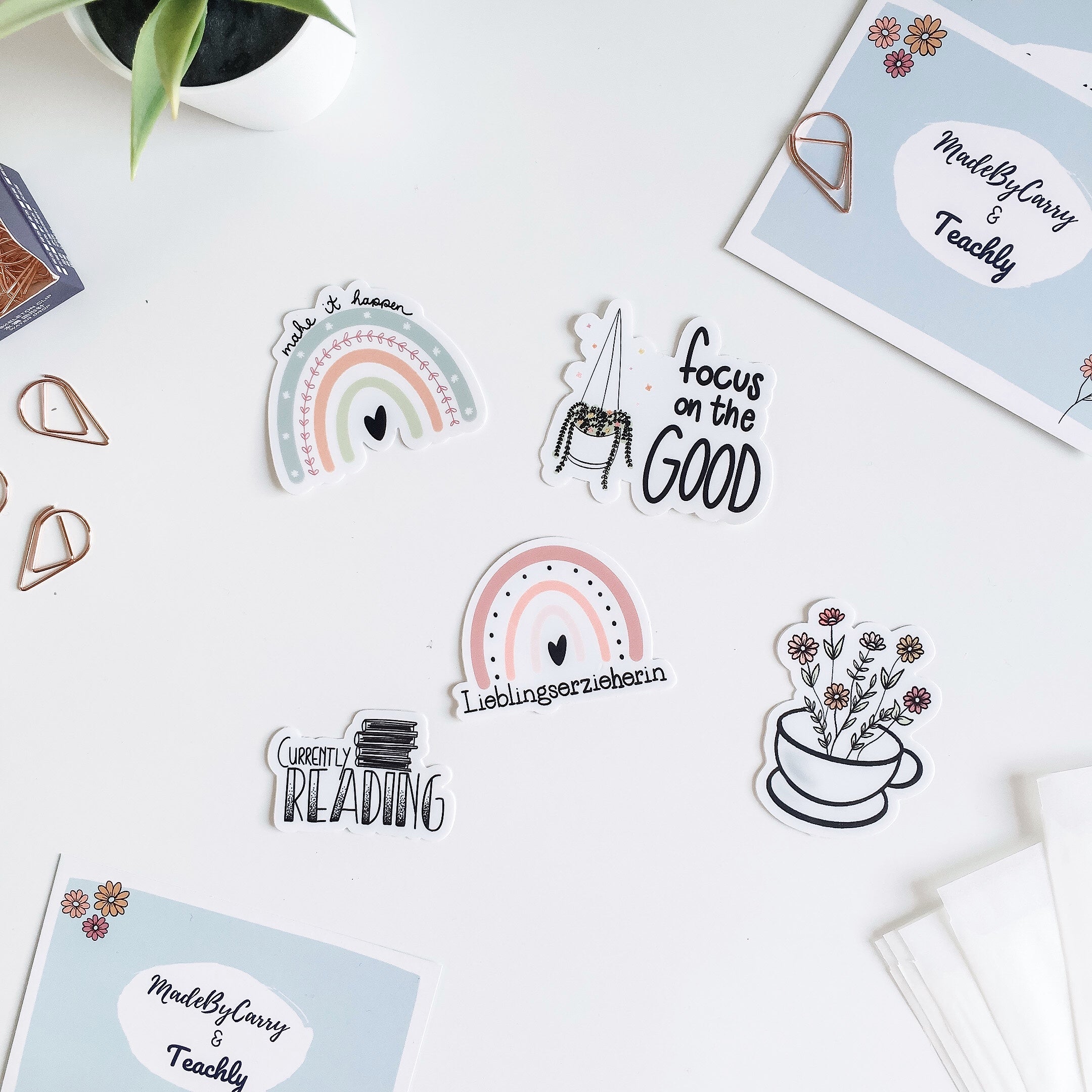 Aufkleber des Teachly Lieblingserzieherin Sticker Set auf einem Tisch in Szene gesetzt