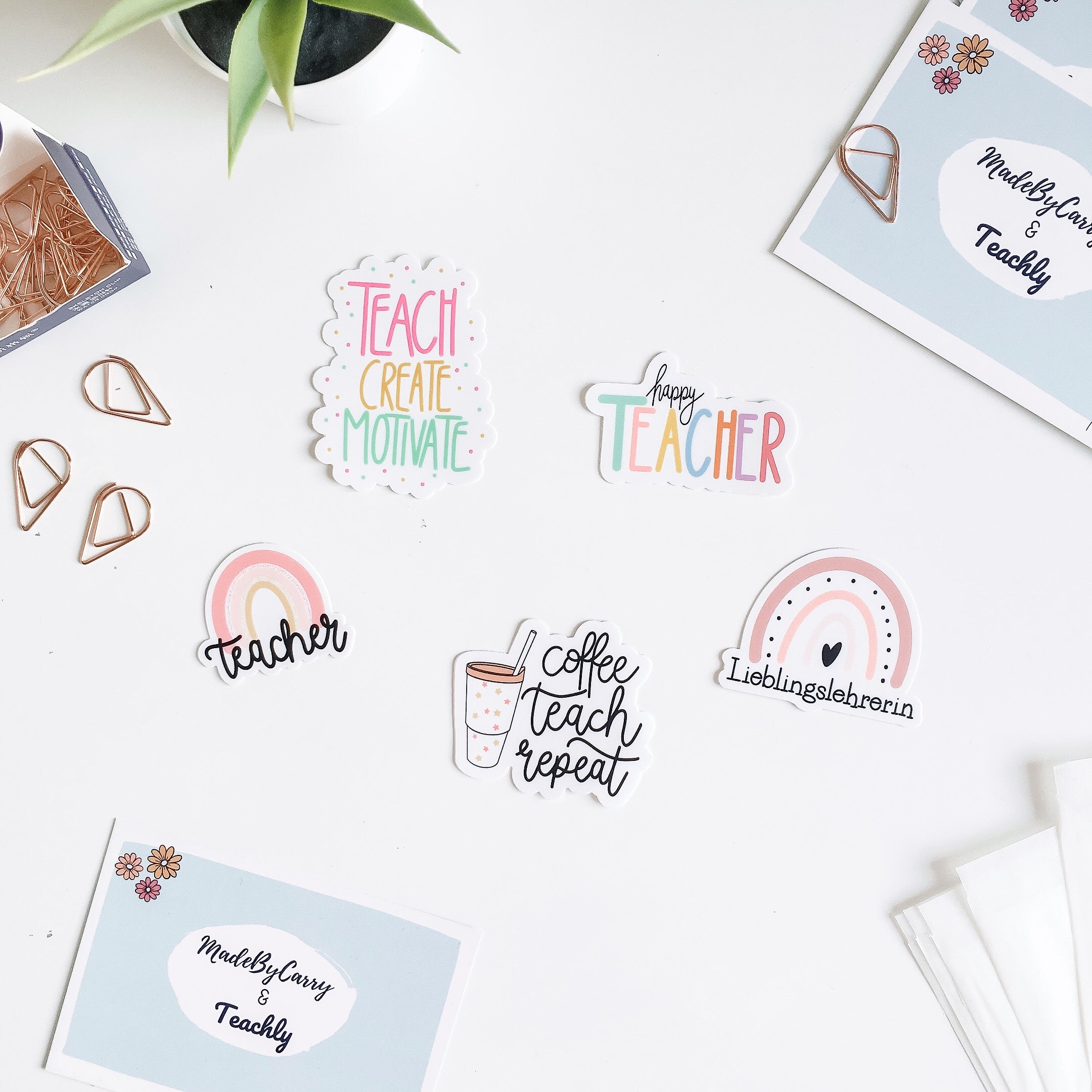 Aufkleber des Teachly Lieblingslehrerin Sticker Set auf einem Tisch in Szene gesetzt