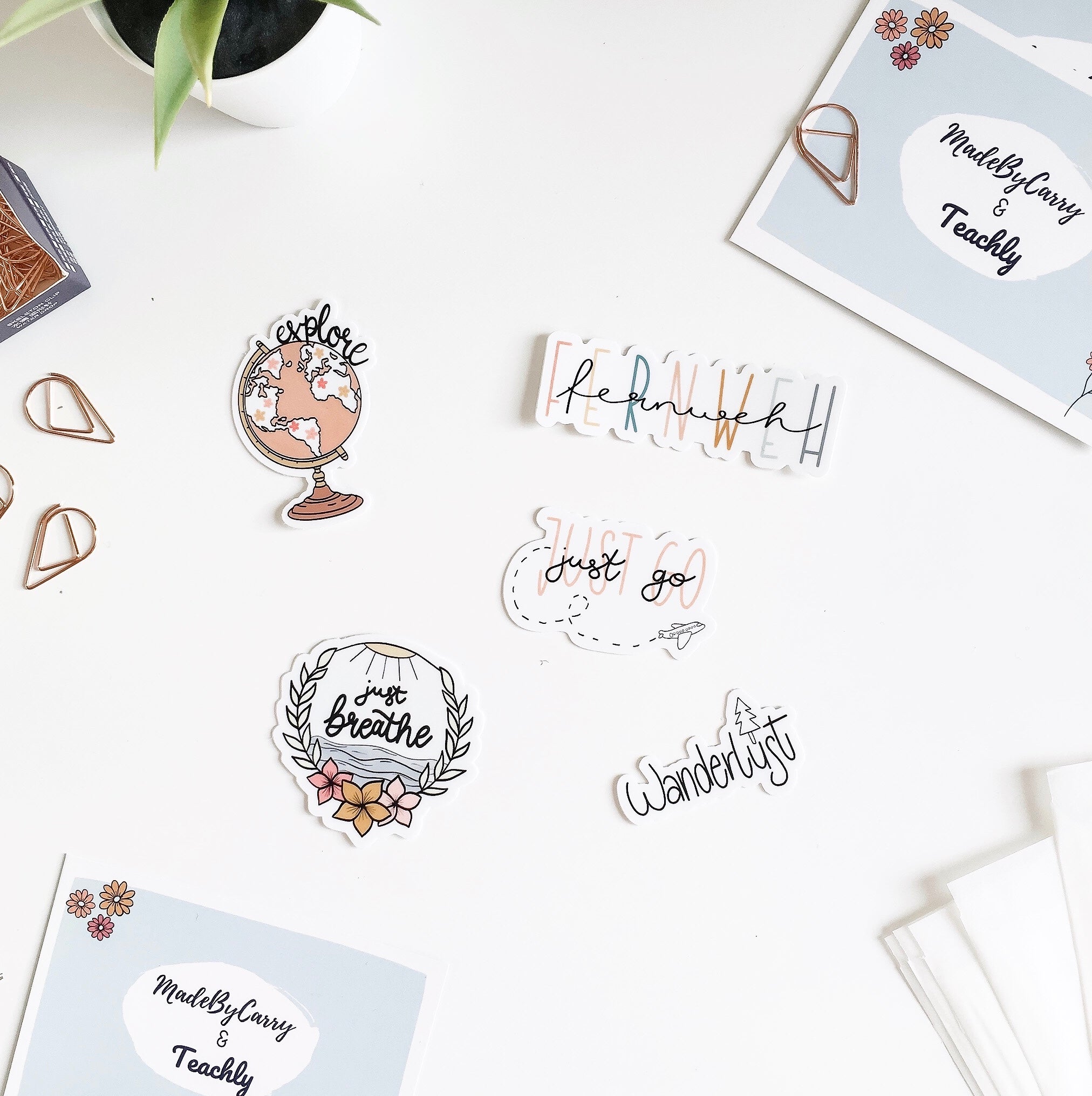 Aufkleber des Teachly Reise Sticker Set auf einem Tisch in Szene gesetzt