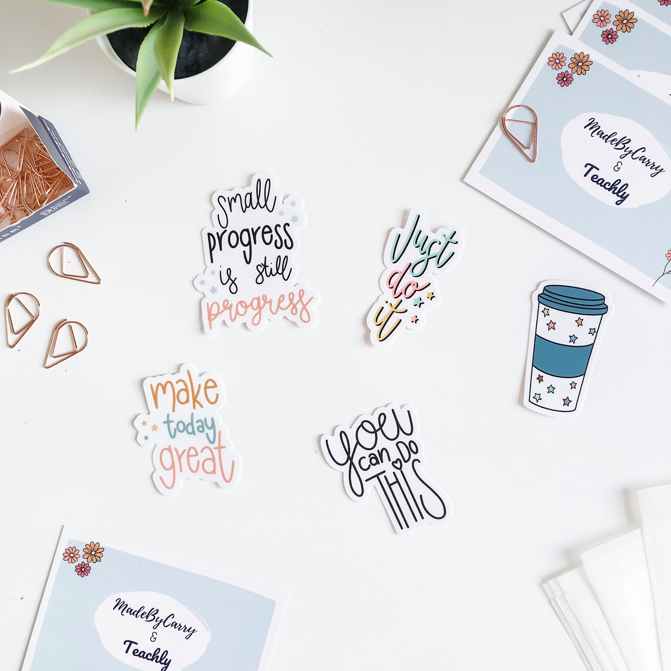 Aufkleber des Teachly Students Sticker Set auf einem Tisch in Szene gesetzt