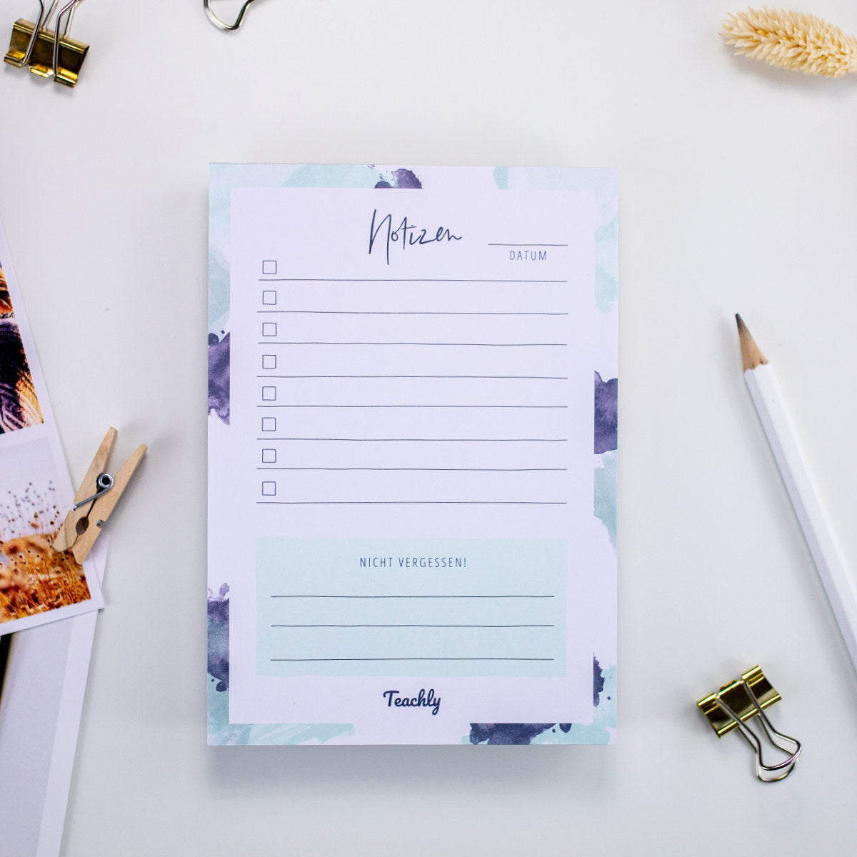 Der Teachly Notizblock mit floralem Design und Abschnitten für Notizen sowie einer Checkliste.