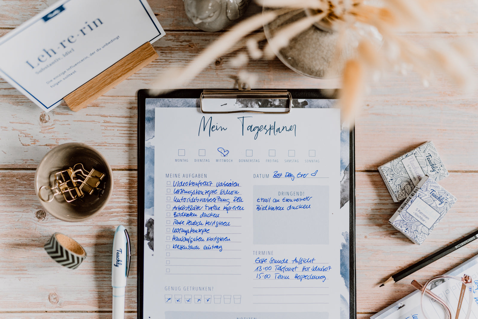 Handschriftlich ausgefüllte Version des Teachly Tagesplaners in blau