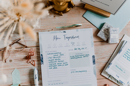 Handschriftlich ausgefüllte Version des Teachly Tagesplaners in mint