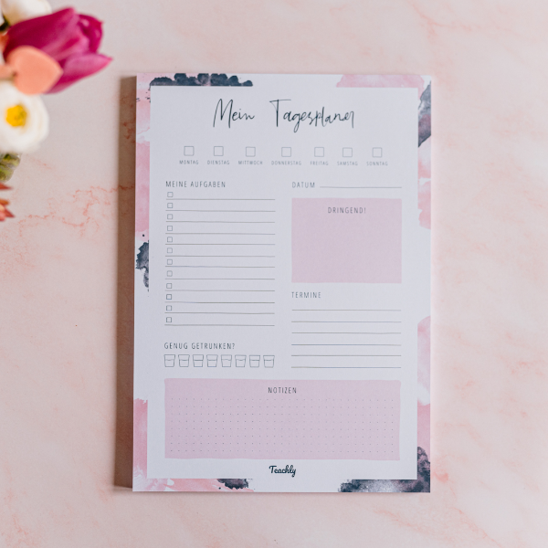 Teachly Tagesplaner im A4 Format und im rosafarbenen Design